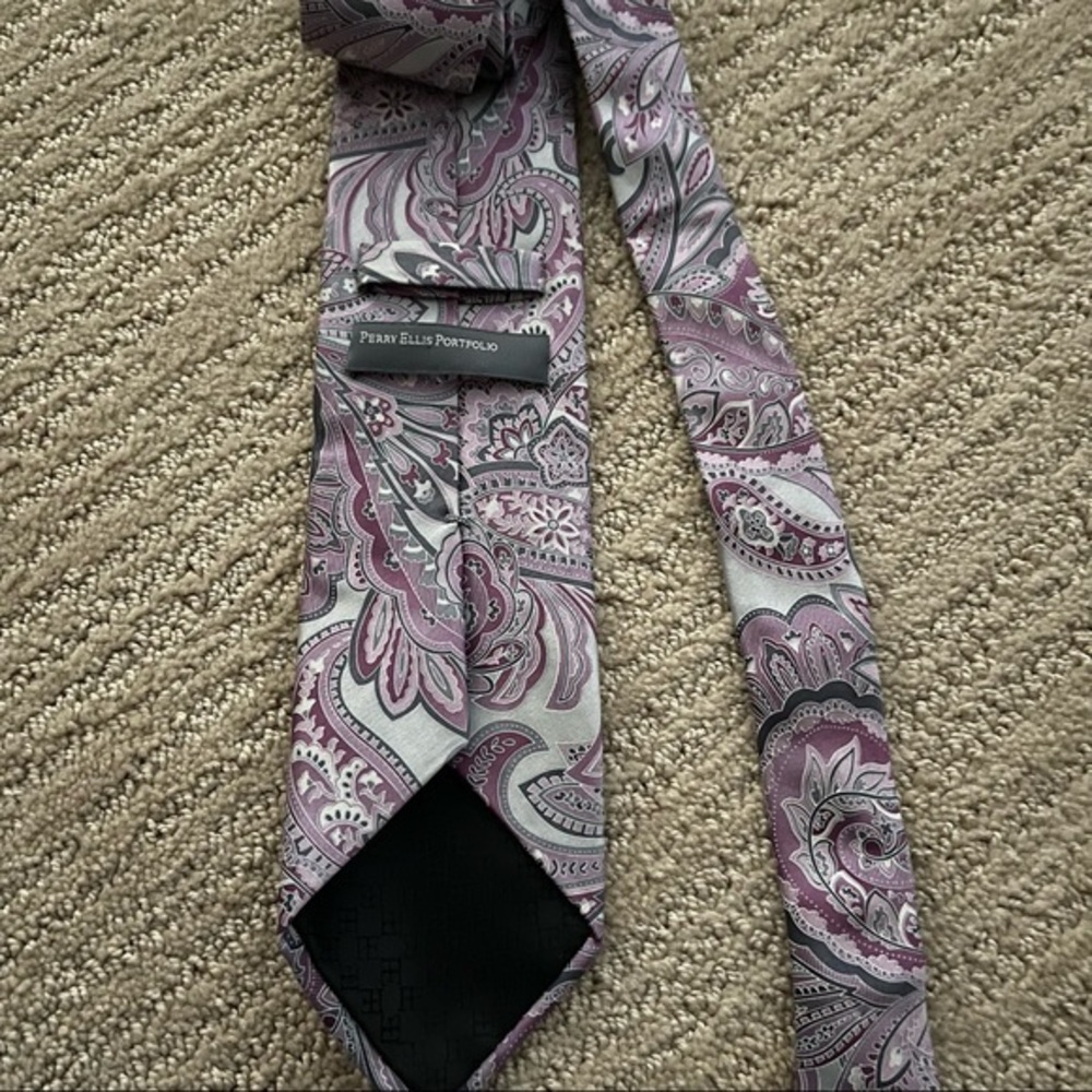 PERRY ELLIS PURPLE PAISLEY TIE